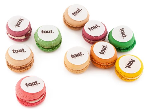 Fondant logo macarons